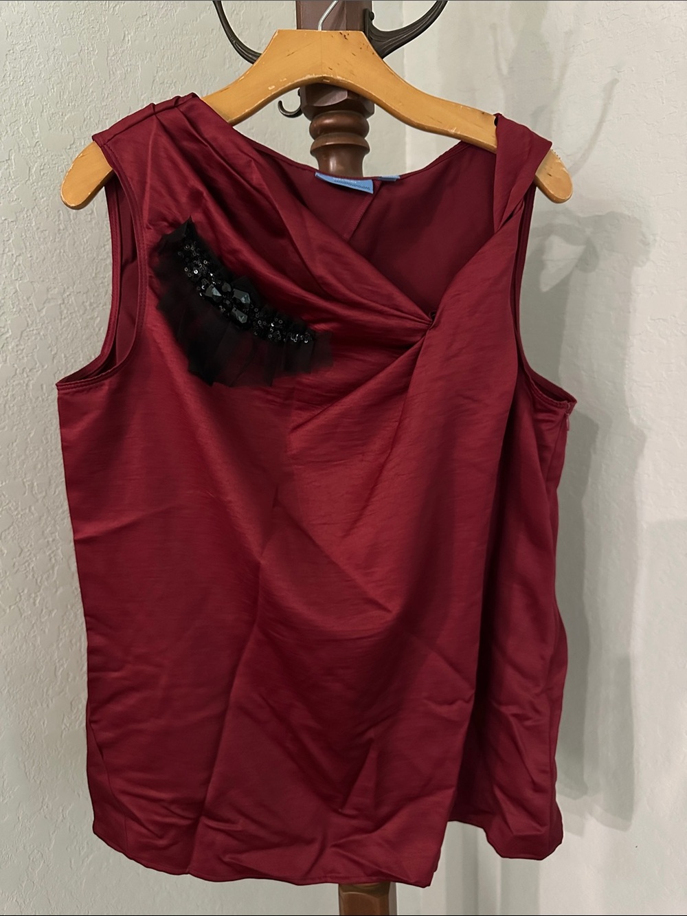 Simply Vera Vera Wang Cranberry Sleeveless Top with Black Accents